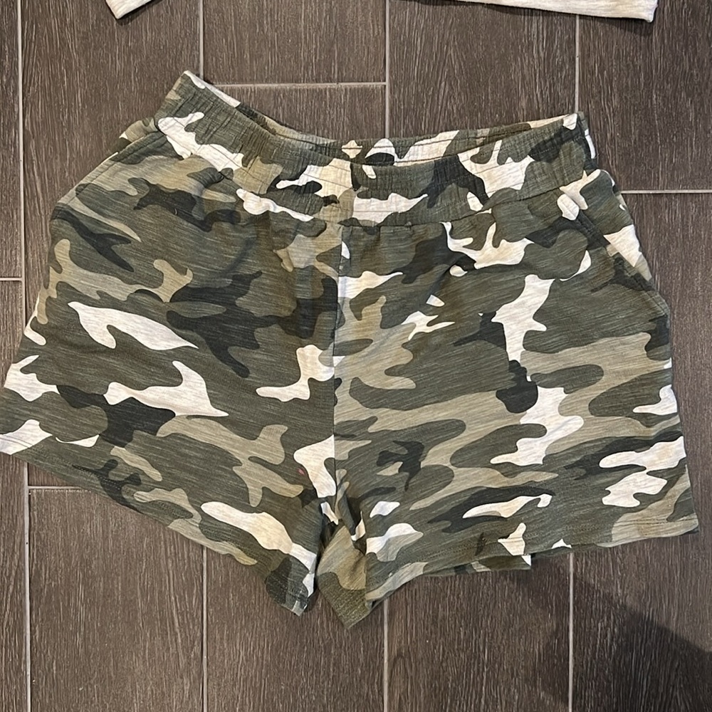NWT Monrow Grey and Camo Set, Shorts and Long Sleeve Shirt - Picture 3 of 8